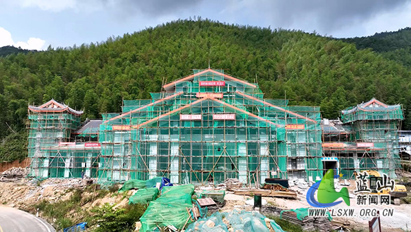 我县国庆施工不停步 重点项目跑出“加速度”.jpg 我县国庆施工不停步 重点项目跑出“加速度”.jpg