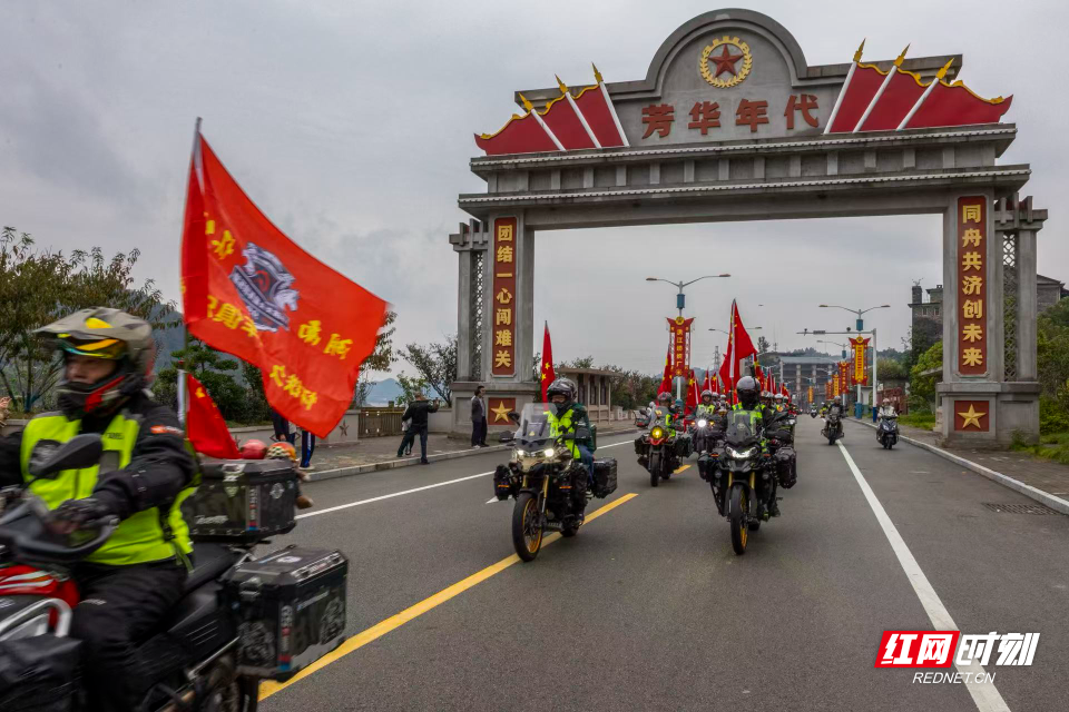 红网时刻新闻10月6日怀化讯(通讯员 黄文胜)10月5日,洪江古商城第二届机车嘉年华火热启幕,数百辆重型机车从芳华年代浩荡驶出,穿行洪江山水,引擎轰鸣,五星红旗迎风飘扬。巡游结束后,越野赛激情开赛,车手飞跃、过弯,尘土飞扬,尽显速度与激情。