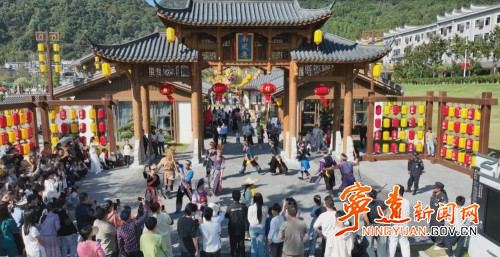 【美景不远·就在宁远】宁远：昼夜精彩 游客乐享国庆假期1_副本500.jpg