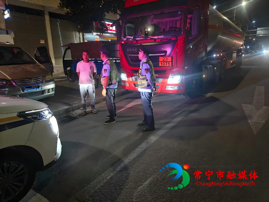 交警.jpg 交警.jpg