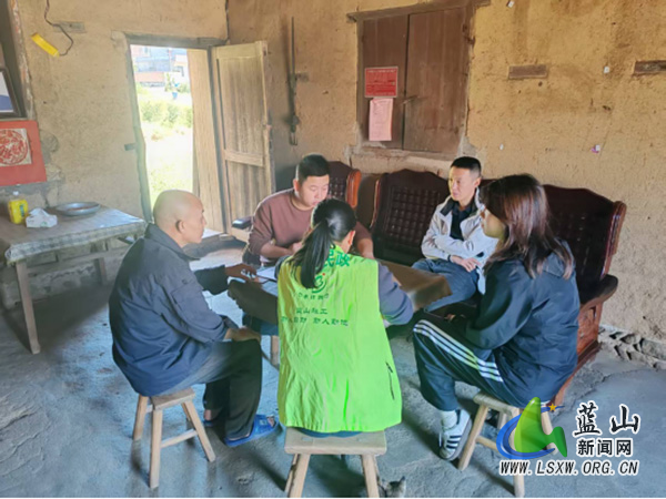 大桥瑶族乡开展入户走访 落实特困群众补助申报.jpg 大桥瑶族乡开展入户走访 落实特困群众补助申报.jpg
