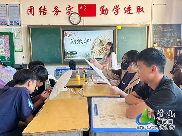 新圩学校开展油纸伞手绘非物质文化遗产进校园主题活动.jpg 新圩学校开展油纸伞手绘非物质文化遗产进校园主题活动.jpg