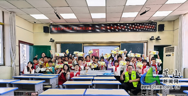 新圩镇青年宣讲团走进新圩学校开展民俗文化体验活动.jpg 新圩镇青年宣讲团走进新圩学校开展民俗文化体验活动.jpg