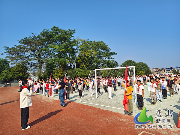 新圩学校举行一年级新少先队员入队仪式.jpg 新圩学校举行一年级新少先队员入队仪式.jpg