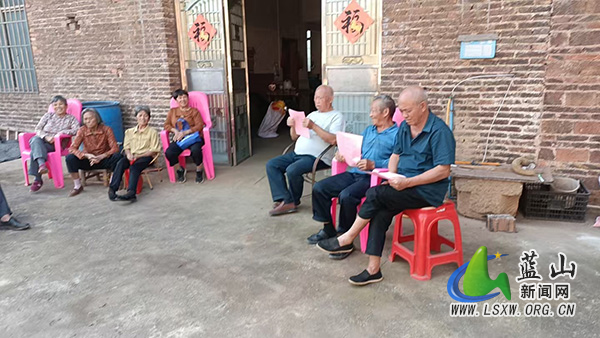 新圩镇上坪山村开展常态化扫黑除恶暨禁毒入户宣传活动.jpg 新圩镇上坪山村开展常态化扫黑除恶暨禁毒入户宣传活动.jpg