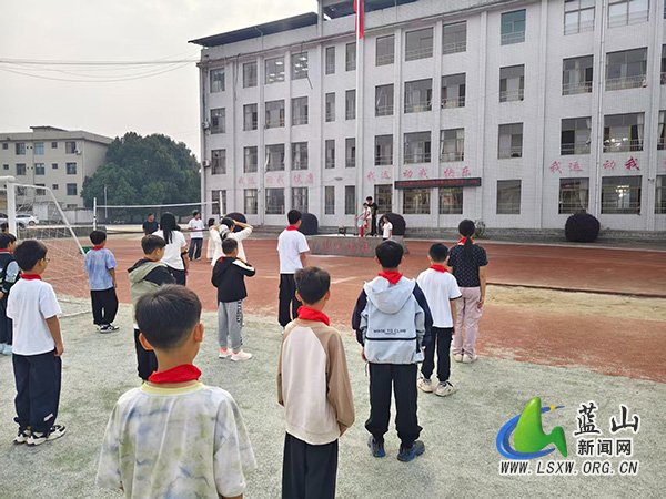 新圩学校开展消防安全应急演练.jpg 新圩学校开展消防安全应急演练.jpg