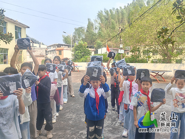 蓝山籍爱心人士为汇源瑶族乡中心小学捐赠书包.jpg 蓝山籍爱心人士为汇源瑶族乡中心小学捐赠书包.jpg