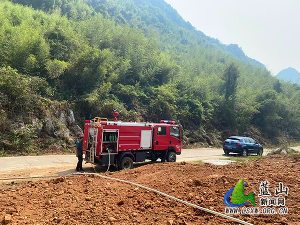 祠堂圩镇：引水润地 保障油菜适时播种.jpg