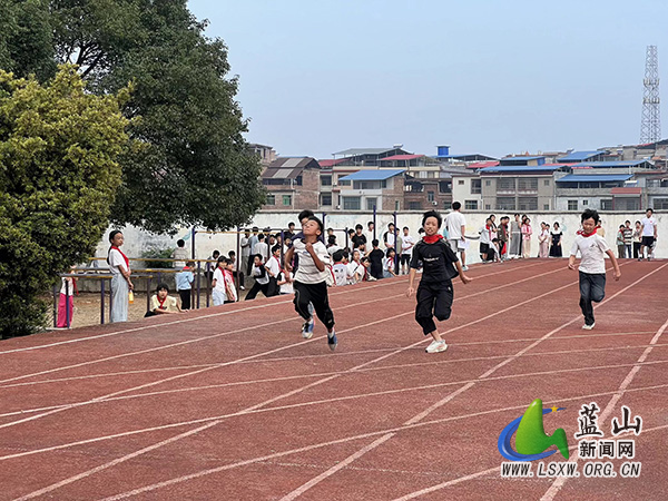 新圩学校举行第十届田径运动会.jpg
