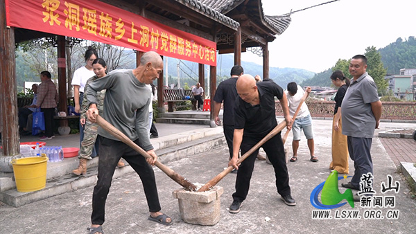 浆洞瑶族乡上洞村：重阳敬老暖瑶乡 多彩活动乐晚年.jpg