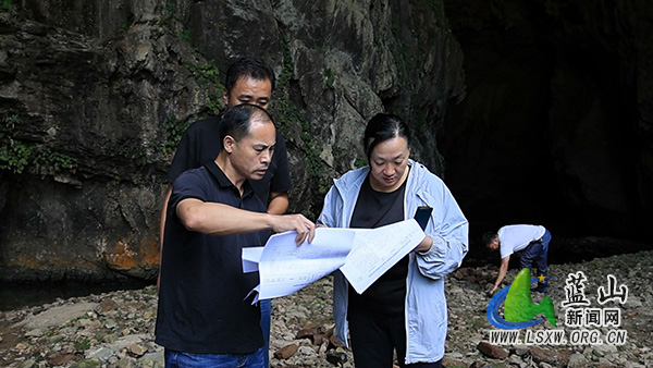 邓群调研安全生产及溶洞天坑山谷污染问题排查整治工作.jpg