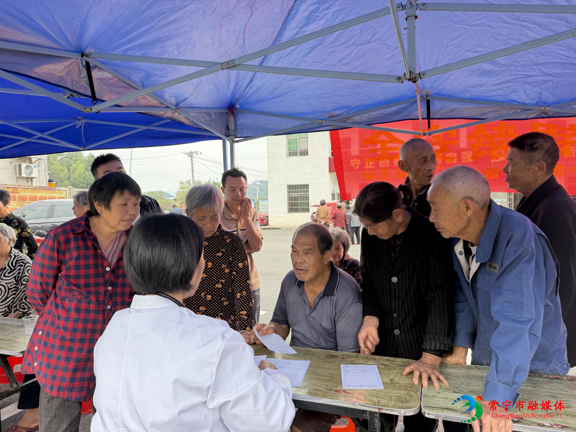兰江乡应伏村:重阳义诊进村 中医服务暖“银龄” (2).jpg 兰江乡应伏村:重阳义诊进村 中医服务暖“银龄” (2).jpg