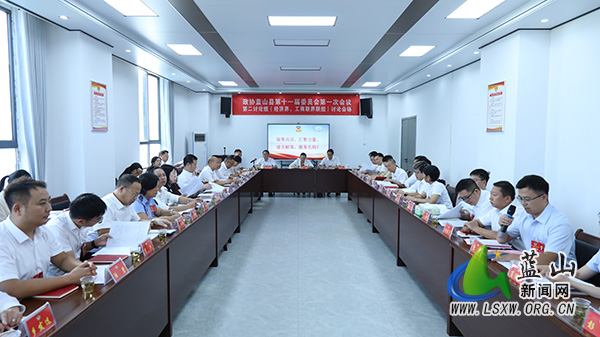 邓群参加政协经济界别、工商联界别分组讨论.jpg 邓群参加政协经济界别、工商联界别分组讨论.jpg