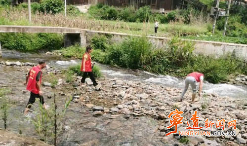 宁远县五龙山瑶族乡：干群合力清河道_副本500.jpg