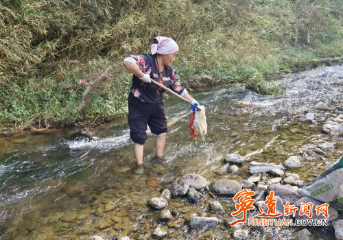 宁远县五龙山瑶族乡：干群合力清河道2_副本500.jpg