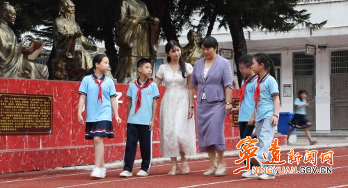 【代表风采】李莎:以教为基兴教改 以爱为壤育桃李2_副本500.jpg 【代表风采】李莎:以教为基兴教改 以爱为壤育桃李2_副本500.jpg