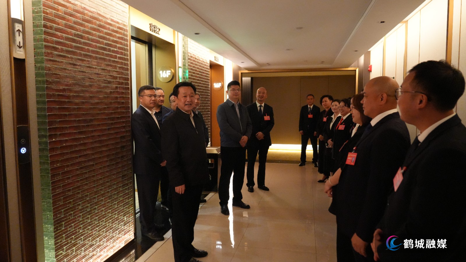 唐成、郑明明等区领导看望区政协委员.jpg 唐成、郑明明等区领导看望区政协委员.jpg