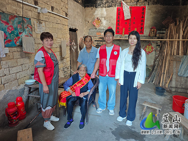祠堂圩镇:走访慰问百岁老人 温情暖人心.jpg 祠堂圩镇:走访慰问百岁老人 温情暖人心.jpg