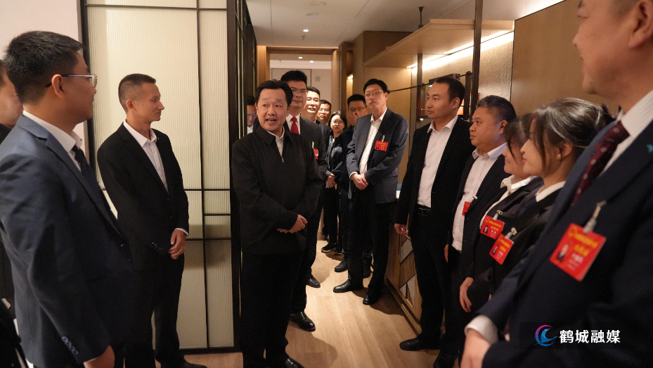 书记区长看望代表_副本.jpg 书记区长看望代表_副本.jpg