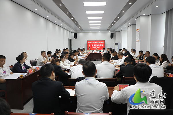 【聚焦两会】蓝山:曾艺到第二代表团(祠堂圩、楠市)参加讨论.jpg 【聚焦两会】蓝山:曾艺到第二代表团(祠堂圩、楠市)参加讨论.jpg