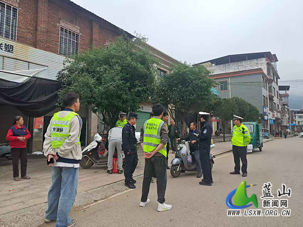 毛俊镇联合执法严查未佩戴安全头盔行为.jpg 毛俊镇联合执法严查未佩戴安全头盔行为.jpg