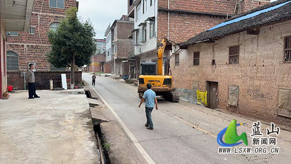 毛俊镇:挖机进场除危房 筑牢道路安全线.jpg 毛俊镇:挖机进场除危房 筑牢道路安全线.jpg