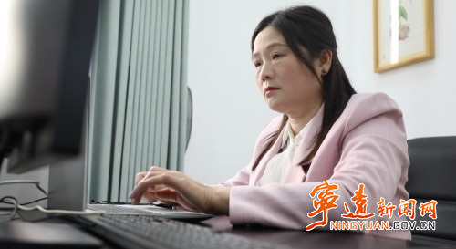 【政协委员风采】谭丽平:传承中医 医心为民1_副本500.jpg 【政协委员风采】谭丽平:传承中医 医心为民1_副本500.jpg