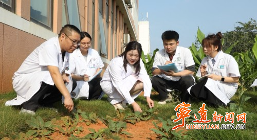 【政协委员风采】谭丽平:传承中医 医心为民2_副本500.jpg 【政协委员风采】谭丽平:传承中医 医心为民2_副本500.jpg