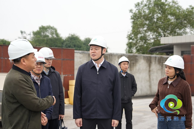亚军区长督导企业安全生产.jpg 亚军区长督导企业安全生产.jpg