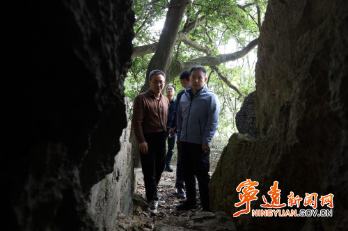 林亮亮调研溶洞污染排查整治及农村自建桥梁整治工作_副本500.jpg