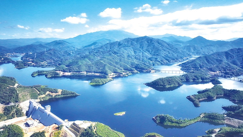 青山拥碧水