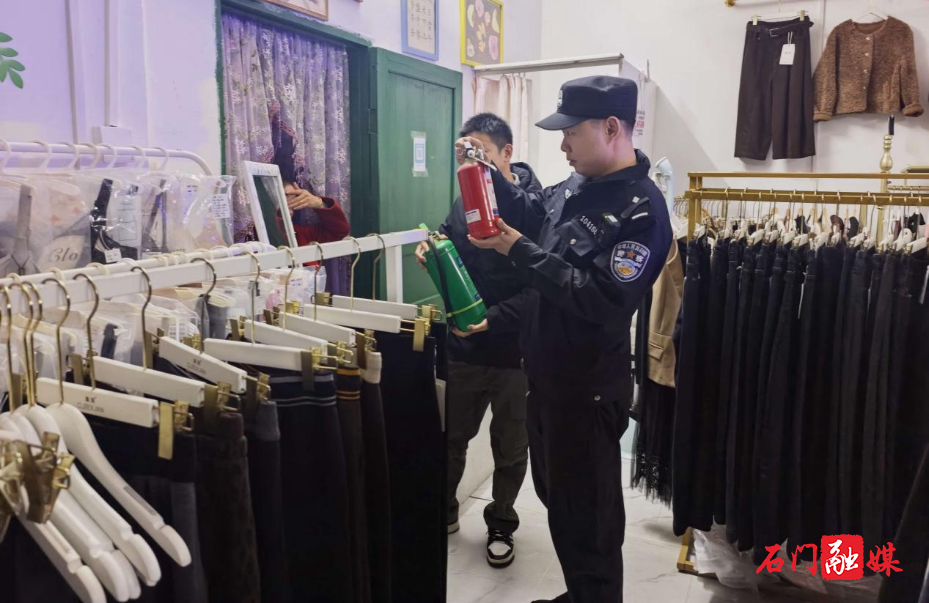罗坪乡开展夜间消防安全巡查 守好平安防线1.jpg 罗坪乡开展夜间消防安全巡查 守好平安防线1.jpg