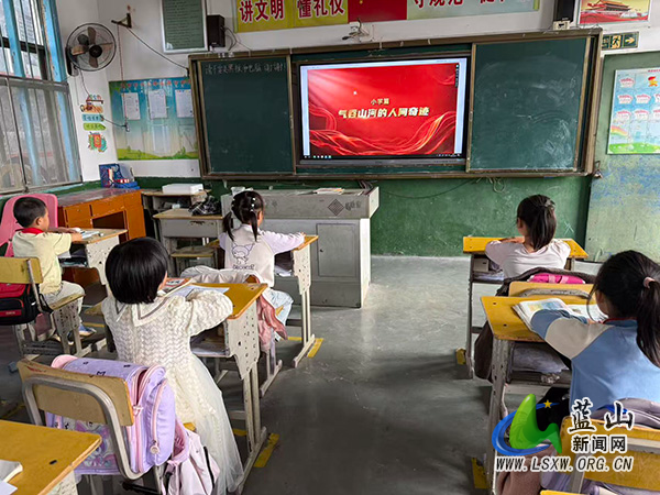 火市学校组织全体中小学学生观看长征主题思政大课.jpg 火市学校组织全体中小学学生观看长征主题思政大课.jpg
